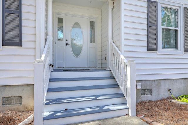 property entrance featuring crawl space