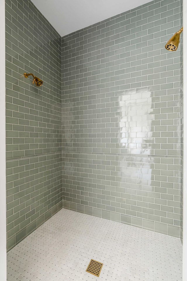 bathroom featuring a tile shower