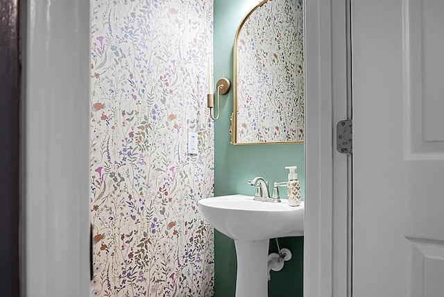 bathroom featuring a sink