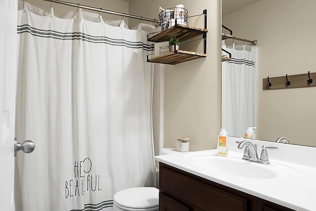 full bath with toilet, vanity, and curtained shower