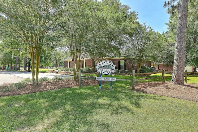 view of home's community featuring a lawn