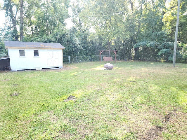 view of yard featuring a storage shed