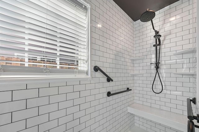 bathroom featuring a tile shower