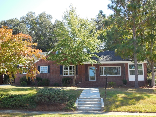 view of front facade with a front lawn