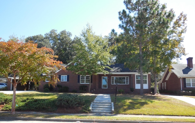 view of front of property featuring a front yard