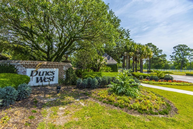 view of property's community featuring a lawn