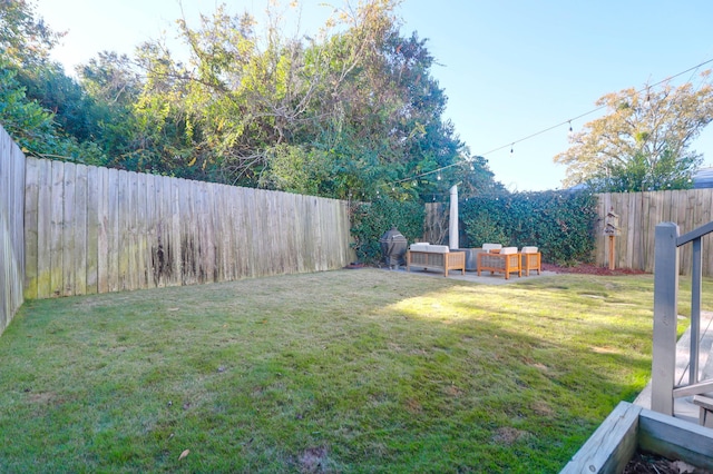 view of yard with an outdoor hangout area