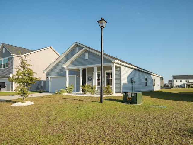 view of front of home featuring cooling unit, a garage, and a front yard