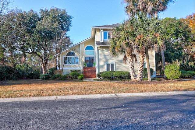 view of front of property featuring a front yard