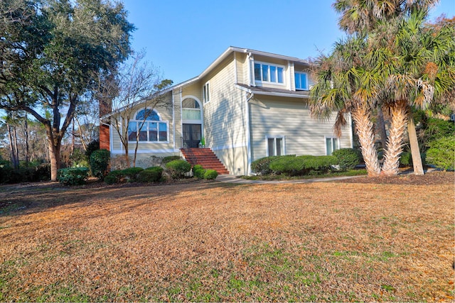 view of front of home featuring a front lawn