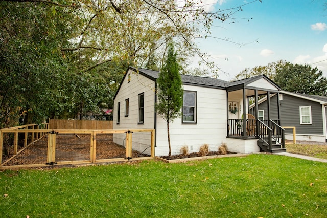 view of front facade with a front lawn