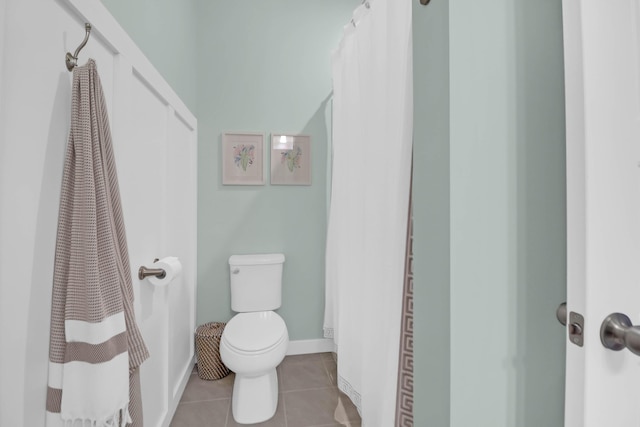 full bathroom with tile patterned floors, toilet, a shower with shower curtain, and baseboards