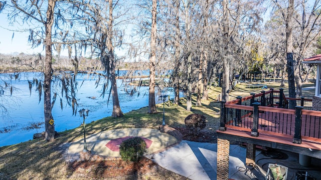 view of yard featuring a water view