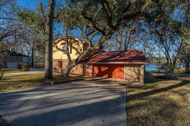 view of outdoor structure with driveway