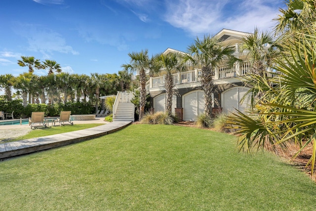 view of front of property featuring a front lawn