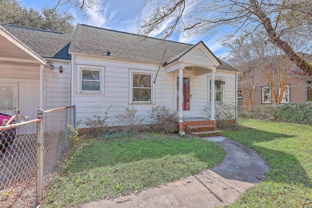 view of front of home featuring a front lawn