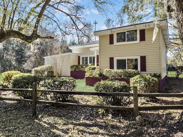 view of front of house featuring a fenced front yard