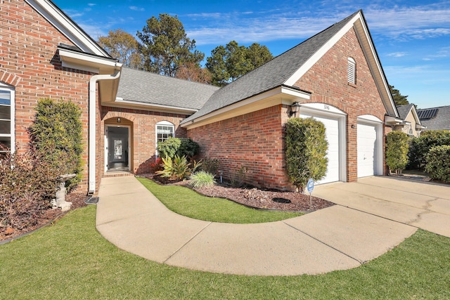 view of front of property featuring a front lawn