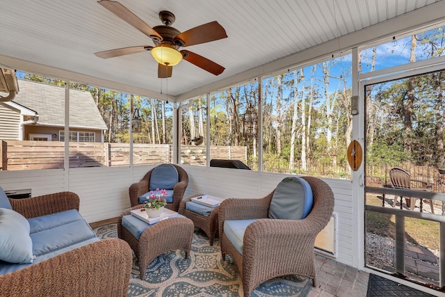 sunroom with ceiling fan