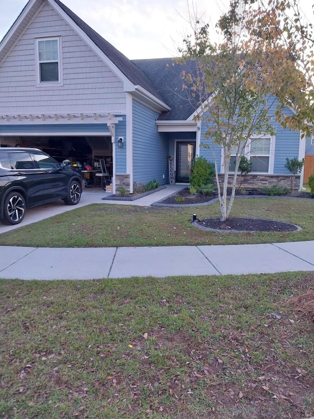 view of front of house featuring a front lawn