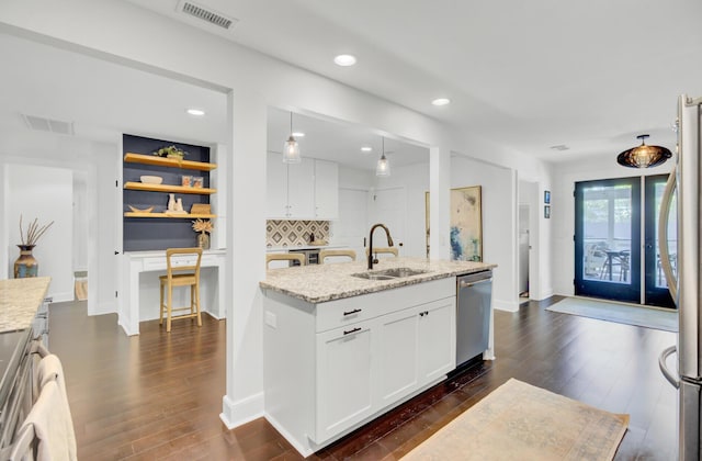 kitchen with visible vents, a sink, dark wood-style flooring, and stainless steel appliances