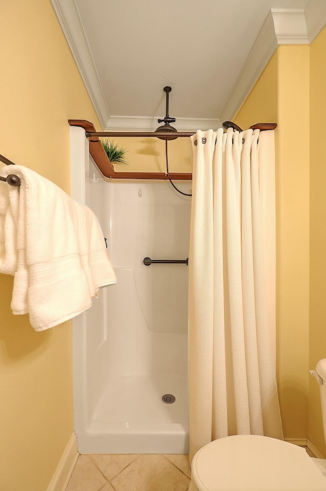 bathroom featuring curtained shower, tile patterned floors, ornamental molding, and toilet