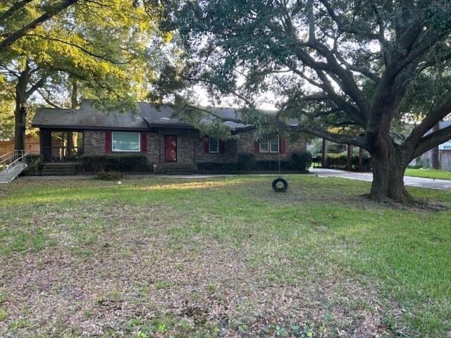 single story home featuring a front lawn