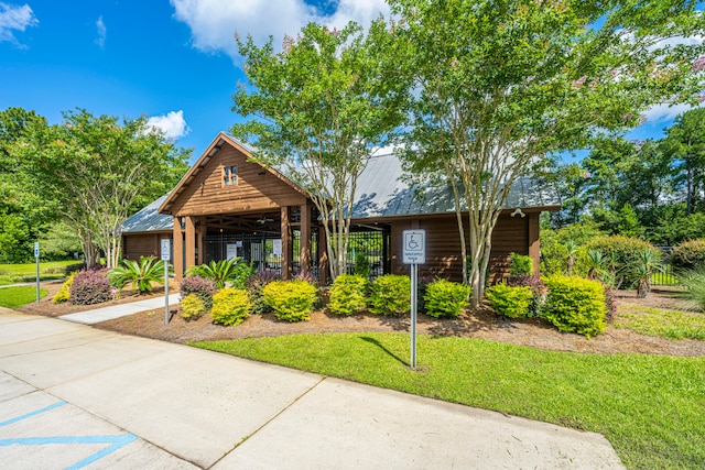 view of front of home featuring a front lawn