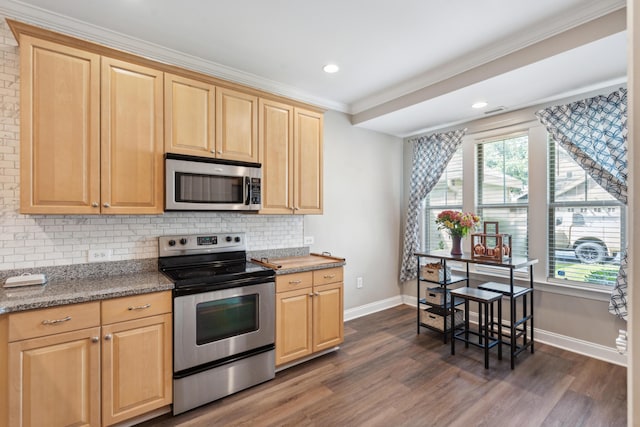 5511 Colonial Chatsworth Cir N, Charleston, SC 29418 - kitchen featuring stainless steel appliances, light brown cabinetry, decorative backsplash, dark wood finished floors, and recessed lighting