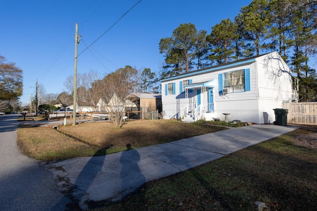 view of front of property featuring a front lawn