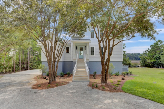 view of front facade with a front yard