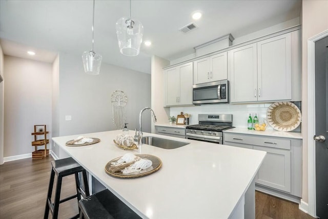221 Lucca Dr, Summerville, SC 29486 - kitchen featuring a sink, a kitchen island with sink, stainless steel appliances, backsplash, and visible vents