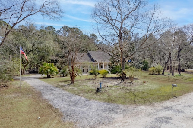 view of front of house featuring driveway and a front yard