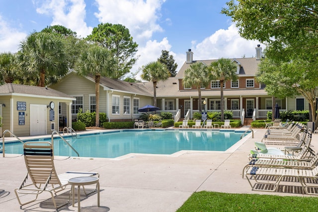 view of swimming pool featuring a patio