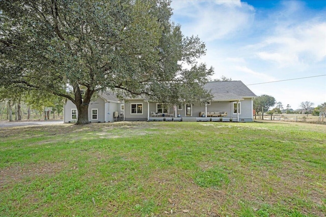 view of front facade featuring a front lawn and fence