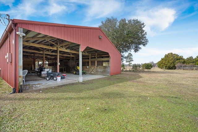 view of pole building featuring a yard