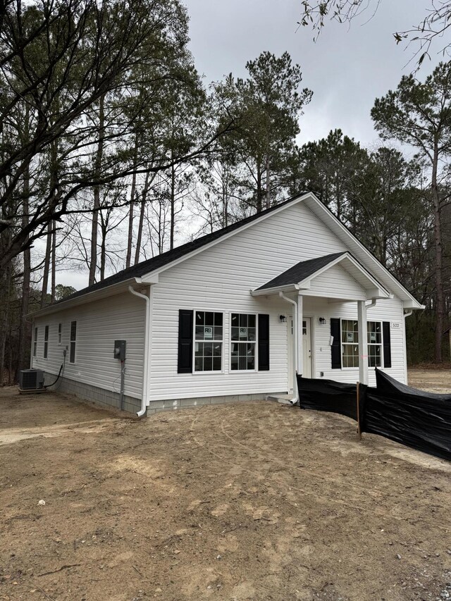 view of front facade featuring central AC unit