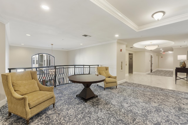 living area featuring crown molding, recessed lighting, visible vents, and baseboards