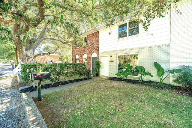 view of front of home featuring a front lawn