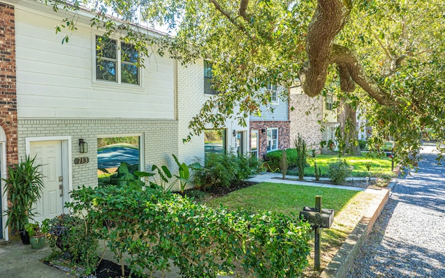 view of front of home featuring a front lawn