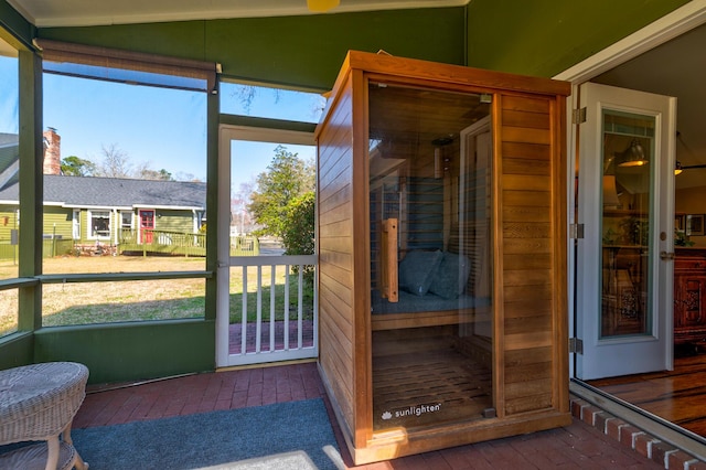 sunroom with vaulted ceiling