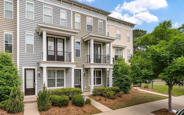 1533 Bluewater Way, Charleston, SC 29414 - townhome / multi-family property featuring a balcony