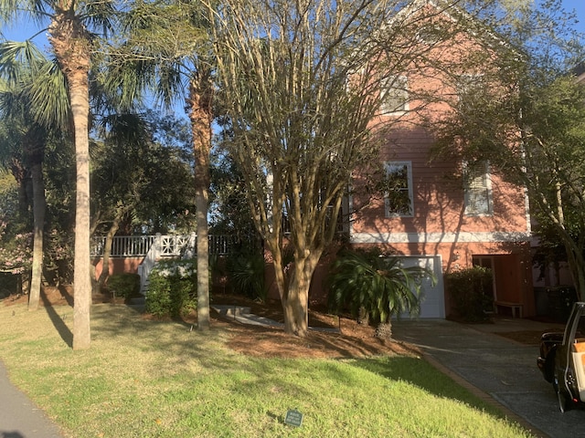 view of yard with a garage