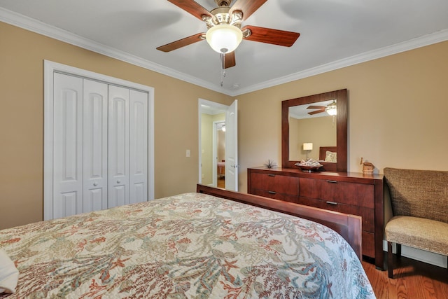 bedroom featuring crown molding, dark wood-type flooring, a closet, and ceiling fan