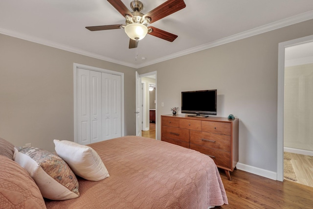 bedroom with ceiling fan, ornamental molding, hardwood / wood-style floors, and a closet