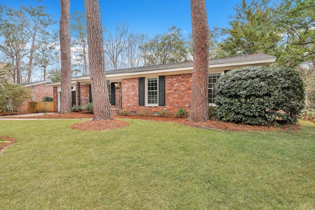 single story home featuring a front lawn