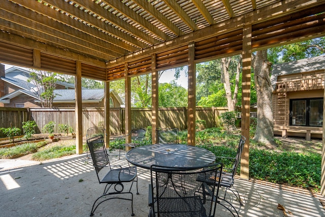712 Wakendaw Blvd, Mount Pleasant, SC 29464 - sunroom with outdoor dining area