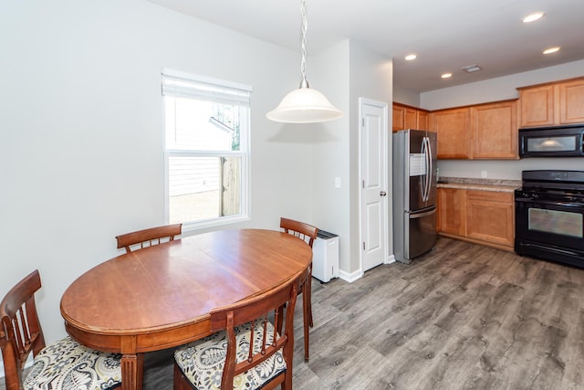 dining room featuring light wood-style floors, visible vents, and recessed lighting