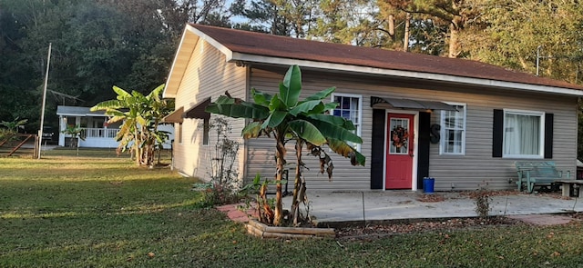 view of front facade featuring a front lawn