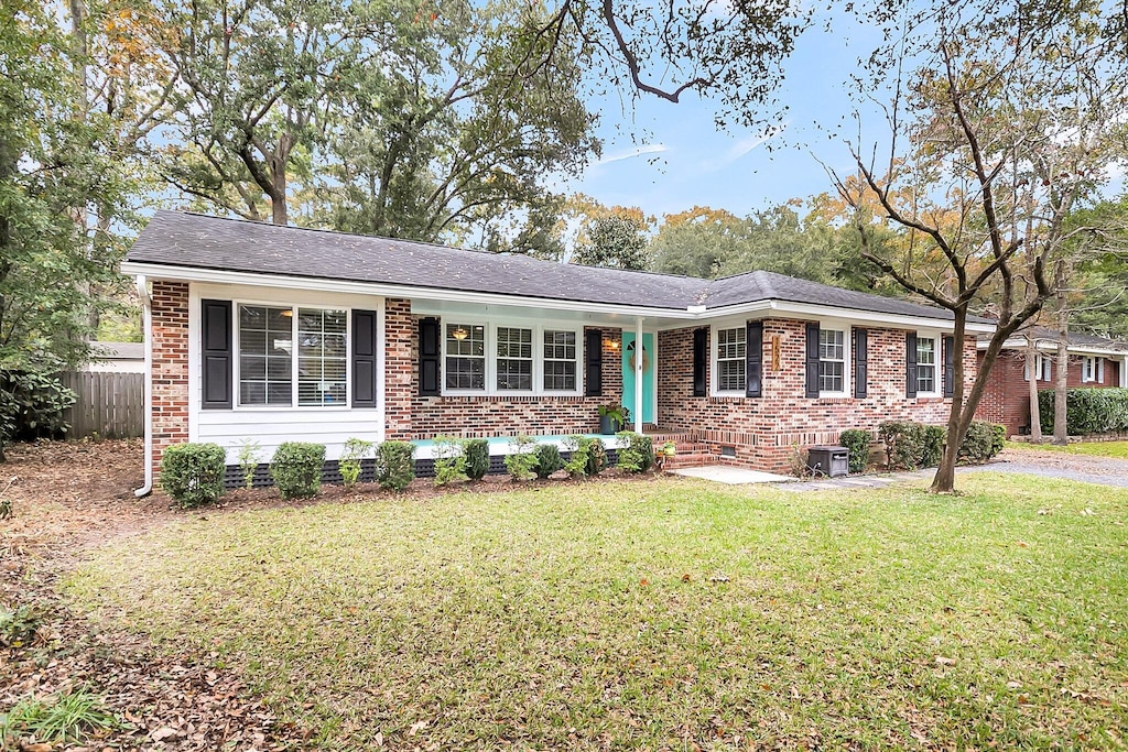 ranch-style house featuring a front yard